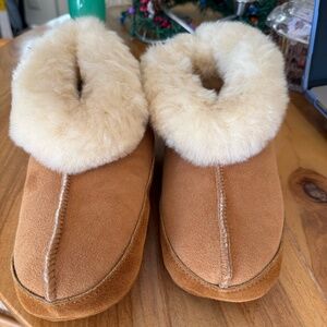 Cozy Tan Genuine Sheepskin Cabin Slippers Women's Size 7/Men's Size 6